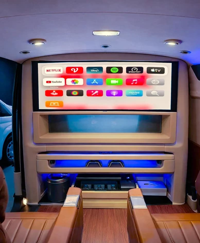 Hiace Premium Van bagian belakang