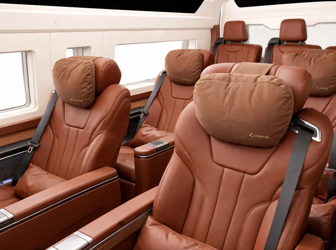 Interior Hiace Premium Van mewah dengan kursi captain seat