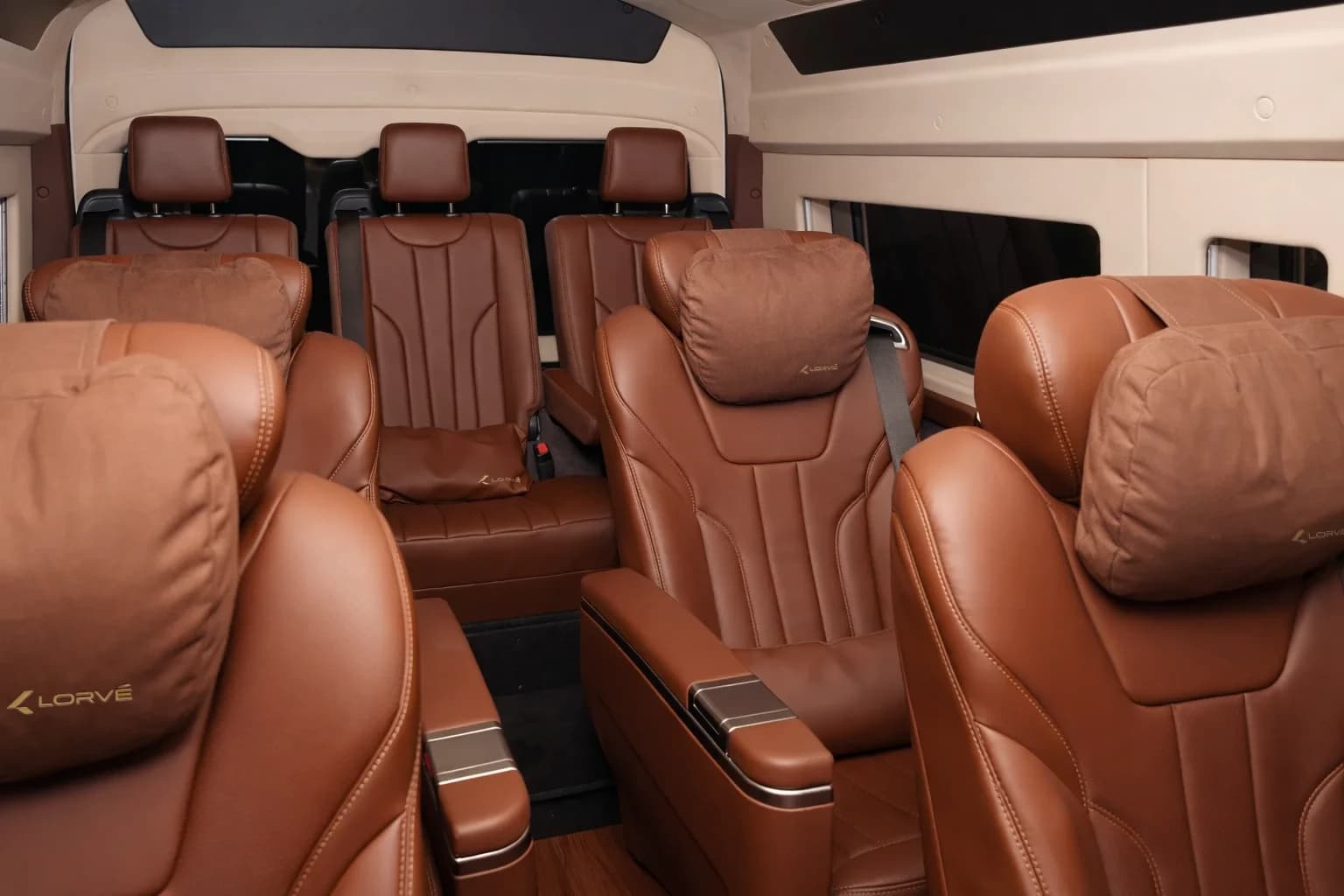 Hiace Premium Van tampak samping