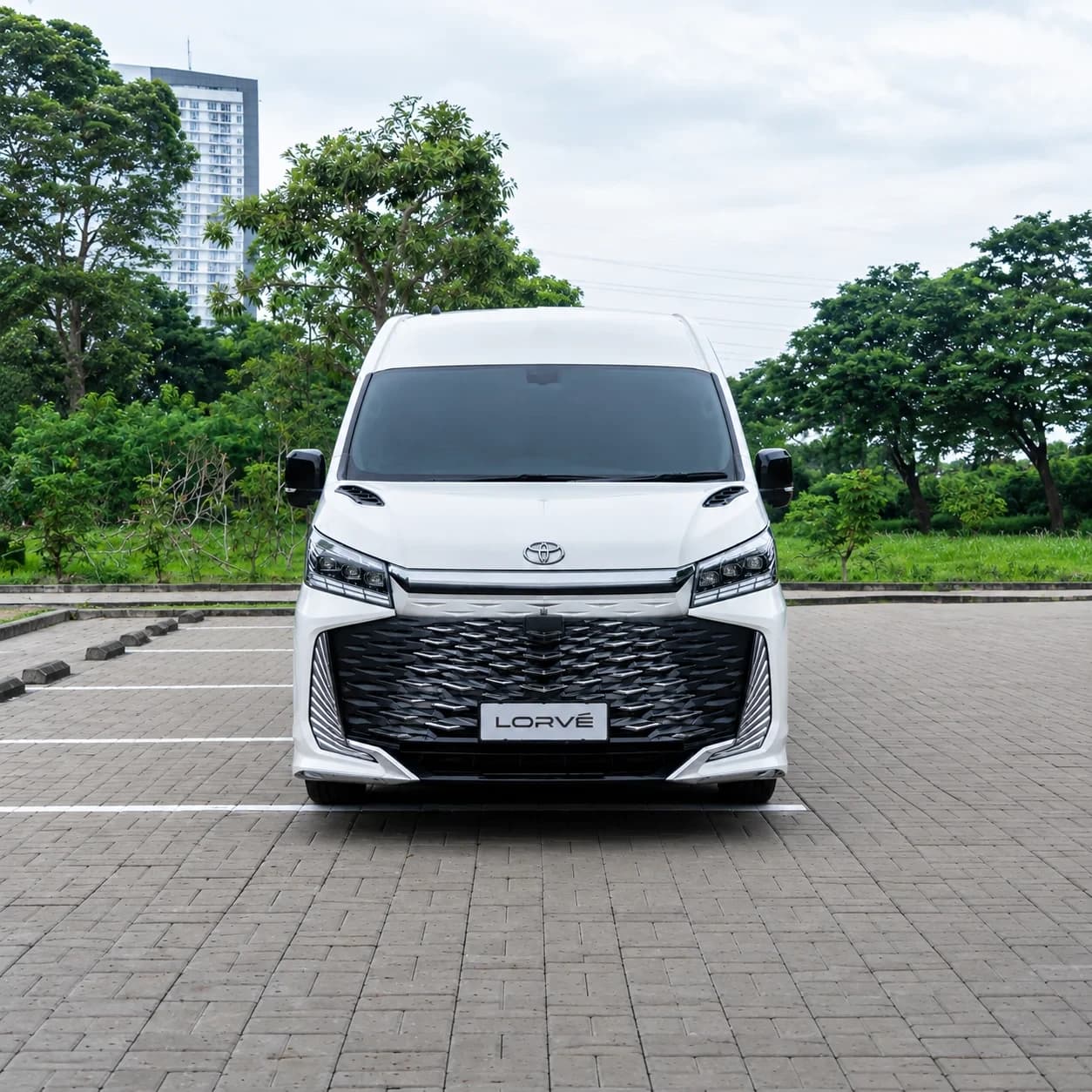 Hiace Premium Van Tampak Samping