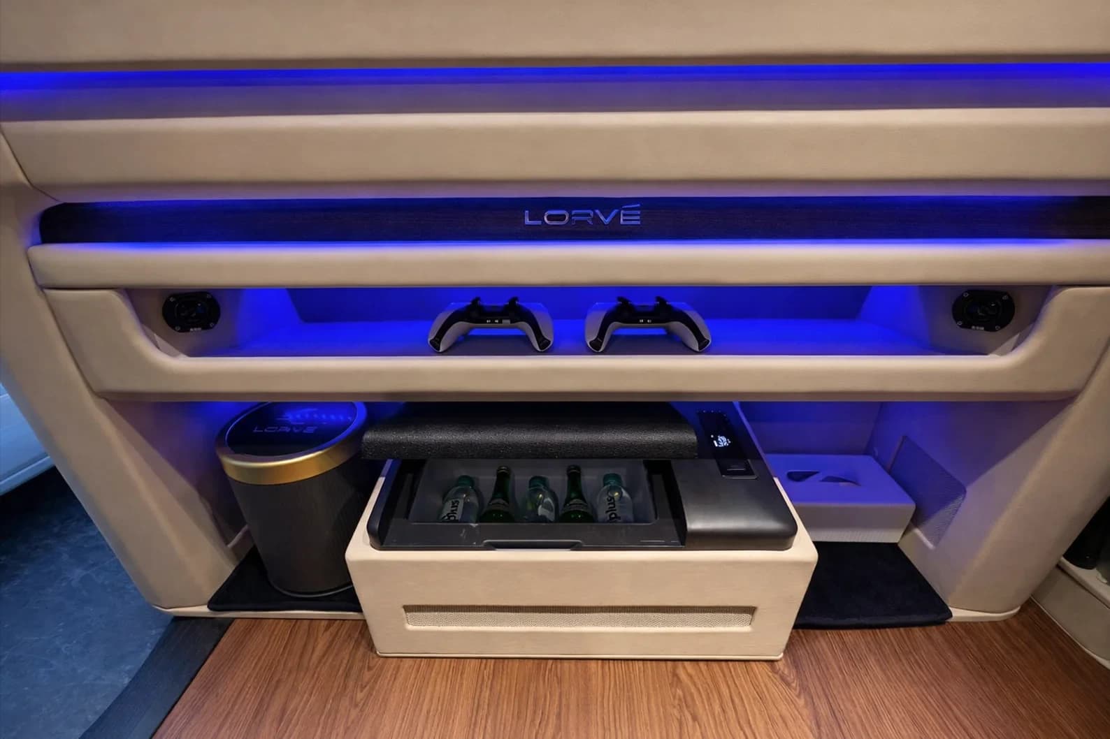Kabin interior Hiace Premium Van yang lega