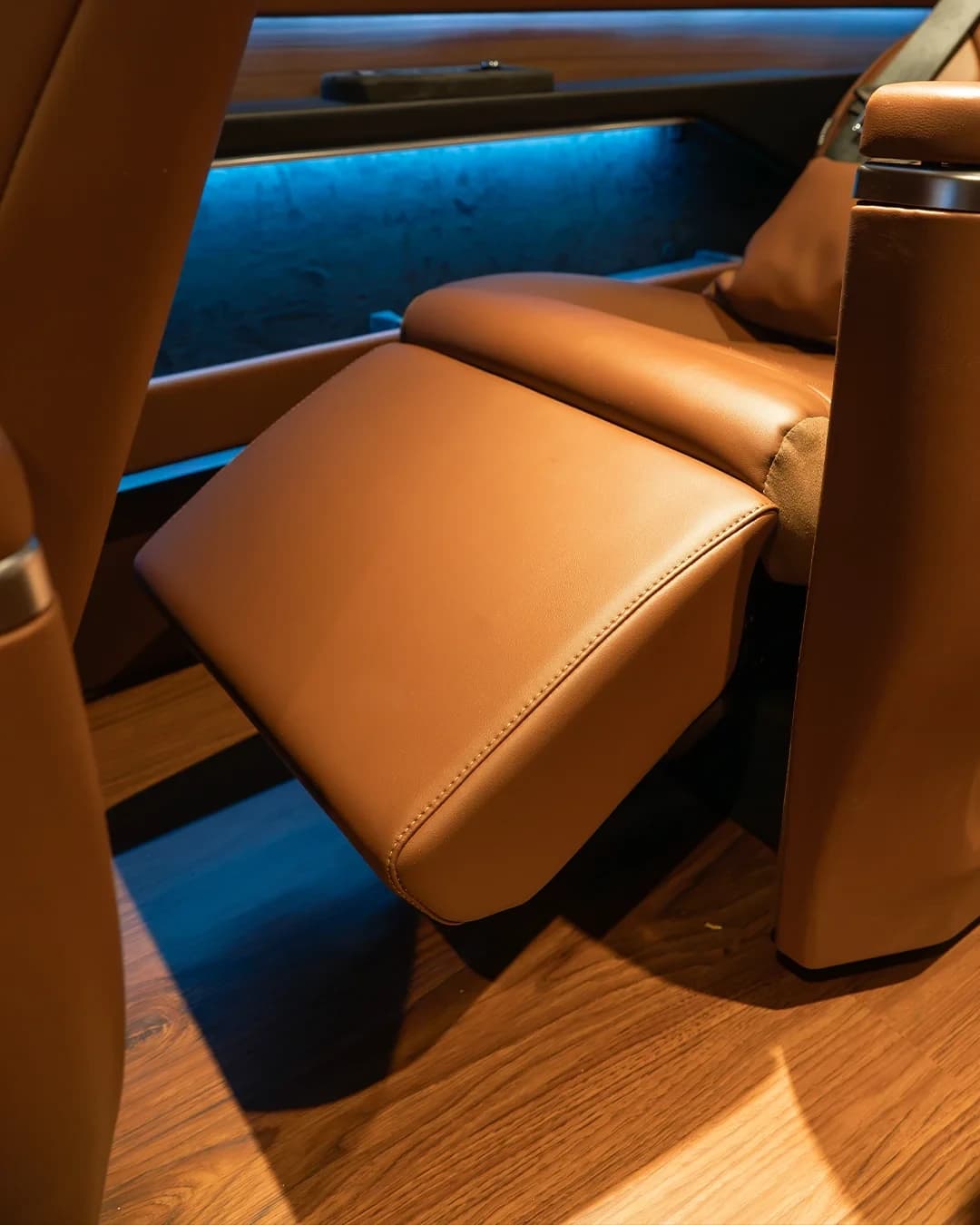 Hiace Premium Van tampak menyamping penuh